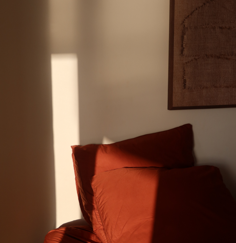 coussins dans un lit ensoleillé