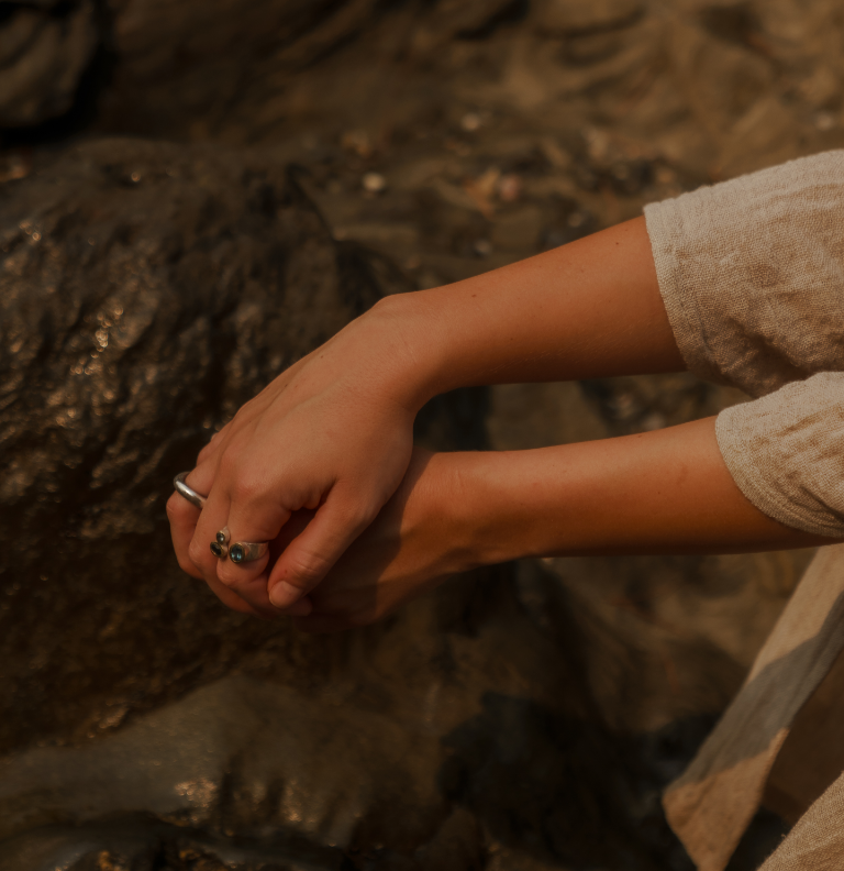 Mains unies au-dessus de l'eau